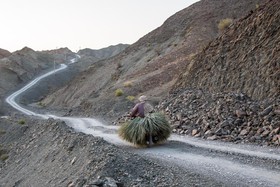 روستاییان برای دسترسی به شهر باید چهار ساعت جاده خاکی و خطرناک را طی کنند